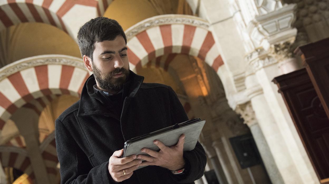 Un visitante consulta la guía de la Mezquita-Catedral de Córdoba en una tablet