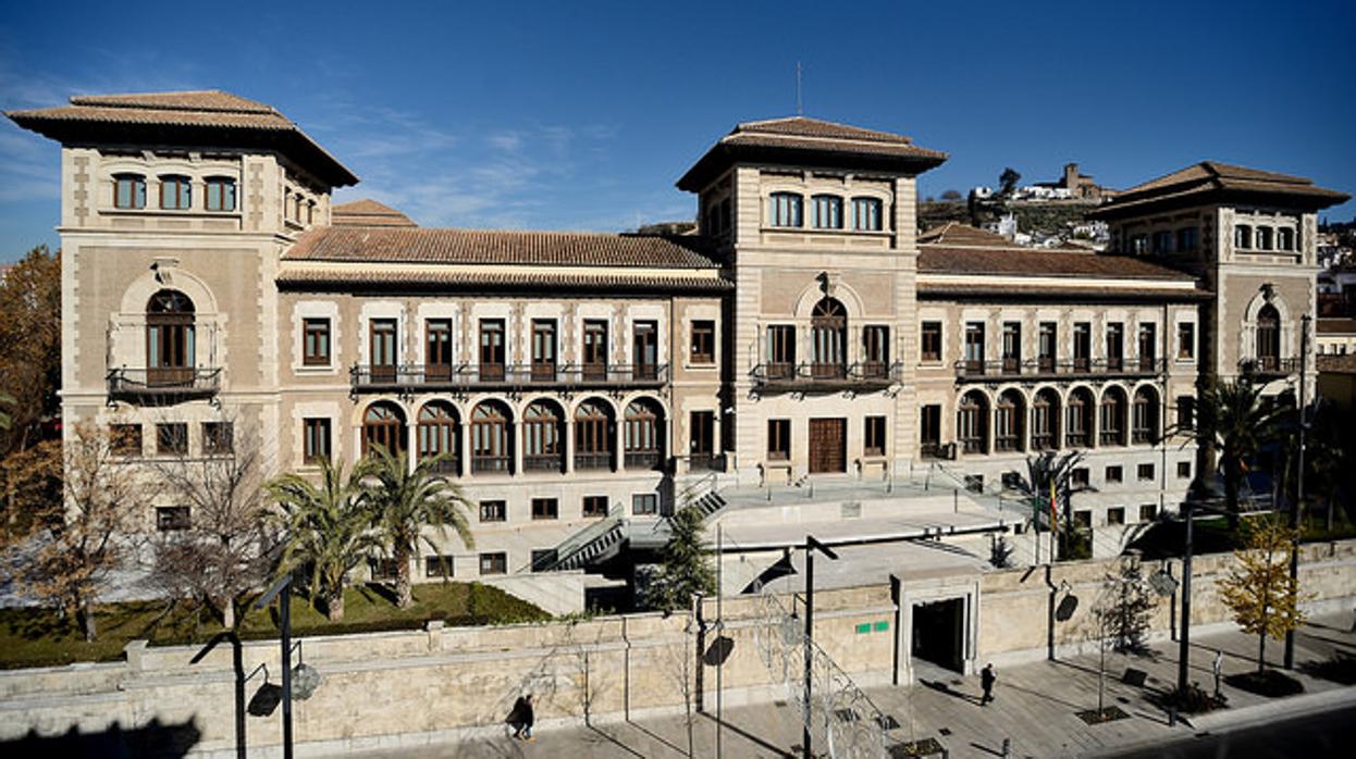 Fachada de La Normal, sede de la Junta de Andalucía en Granada