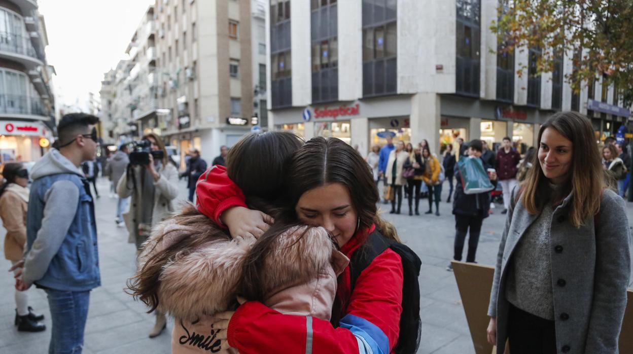 Dos jóvenes se abrazan en la iniciativa realizada ayer en el Centro de Córdoba