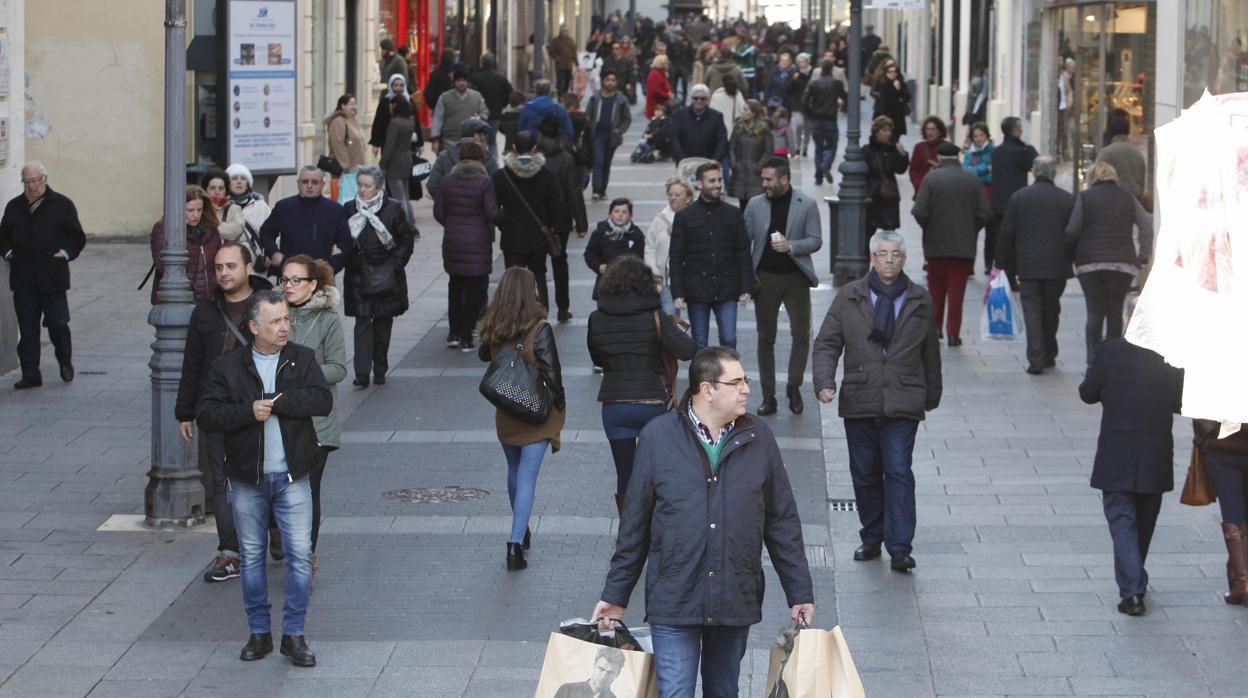 Ambiente de la calle Gondomar de Córdoba en un día de Navidad