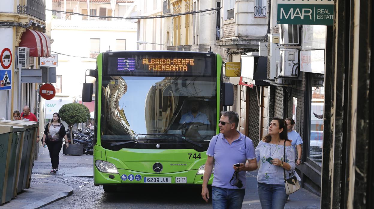 Un autobús de la línea 3 enfila la calle Alfonso XIII