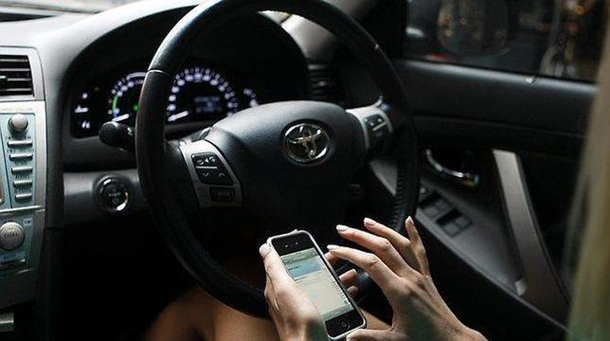 Aquellos conductores de edades más avanzadas tienen más probabilidad de sufrir un accidente al mandar un mensaje con el móvil.