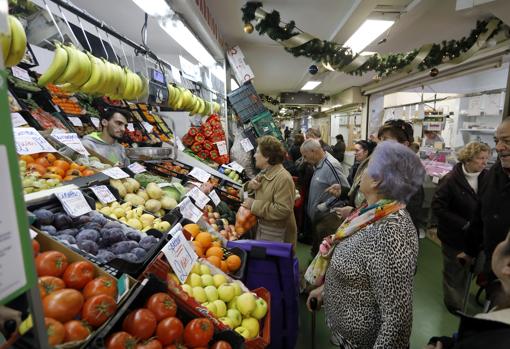 Puesto de frutas y verduras en uno de los mercados municipales