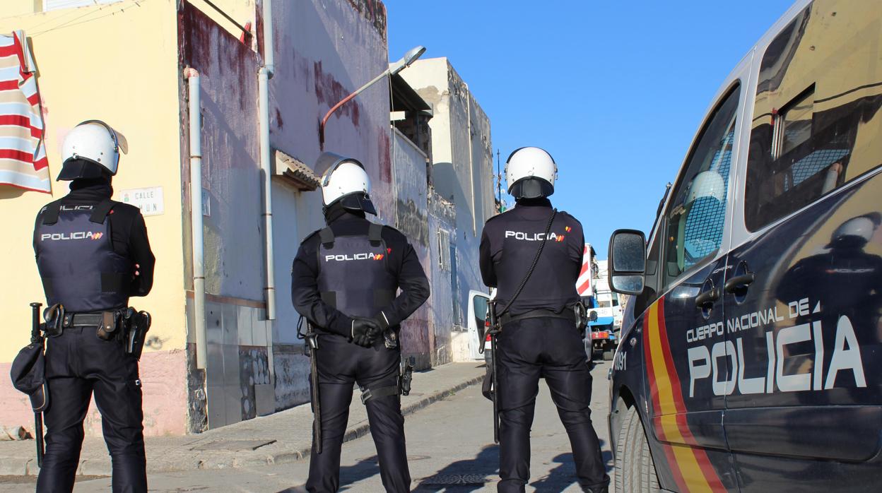 Agentes de la Policía Nacional durante uno de los operativos realizados para desarticular la banda..