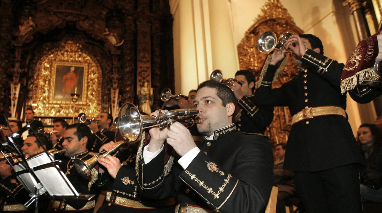 Integrantes de la banda de cornetas y tambores Coronación de Espinas de Córdoba