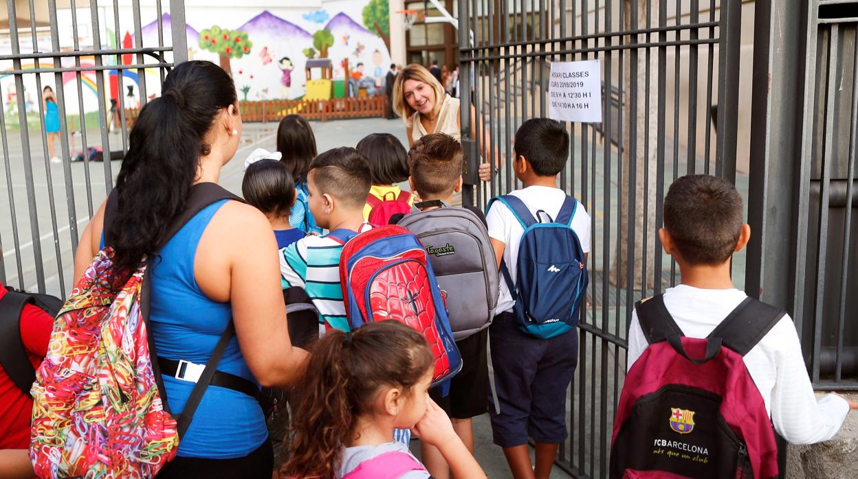 Alumnos a su llegada a un colegio