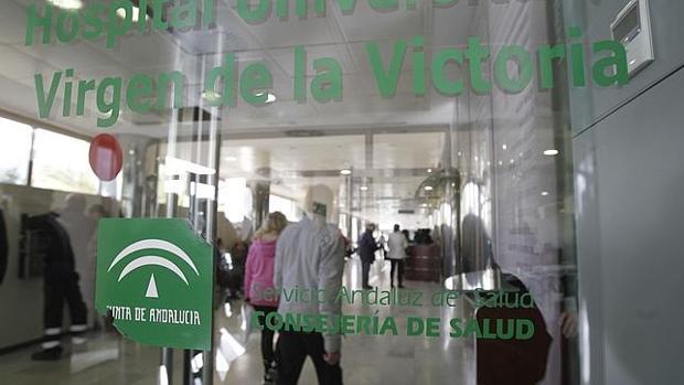 Amenaza, insulta y persigue a cuatro empleadas del hospital Clínico de Málaga