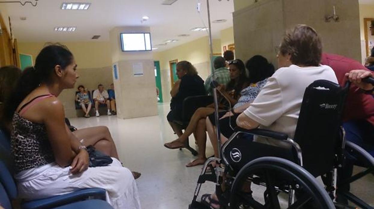 Pacientes esperando en un centro sanitario andaluz