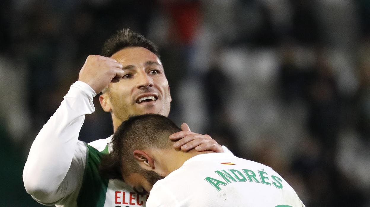 Piovaccari y Andrés celebran un gol