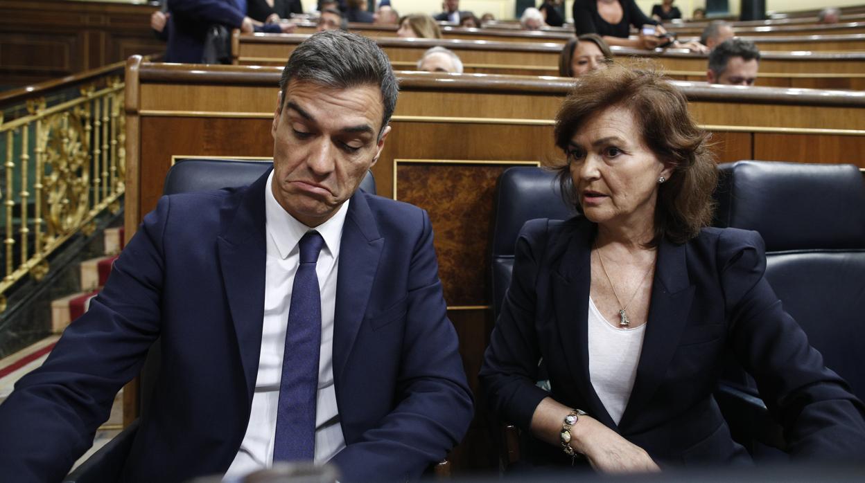 Pedro Sánchez y Carmen Calvo, en el escaño