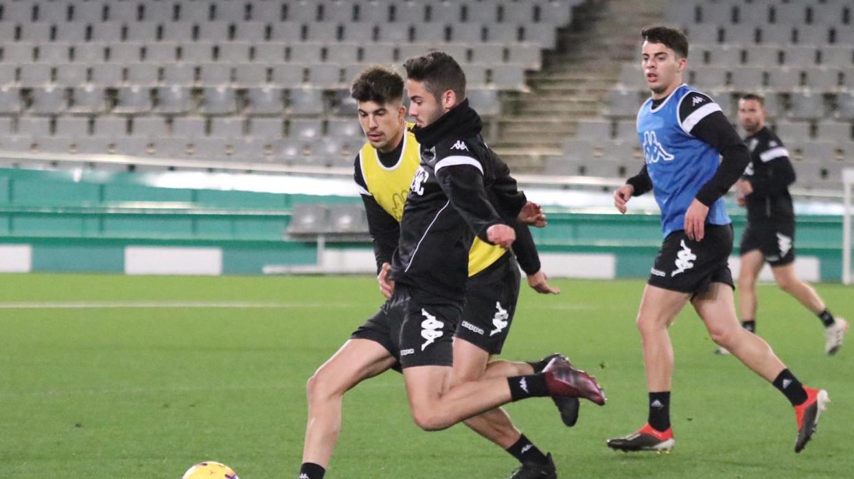 Álvaro Aguado, en segundo plano, principal novedad en el entrenamiento de ayer