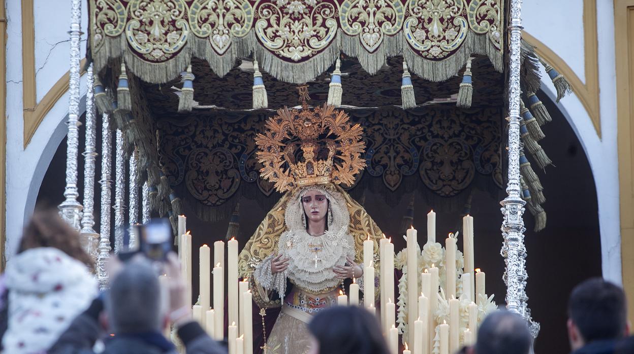 Nuestra Señora del Buen Fin, en su paso de palio el Viernes Santo de Córdoba