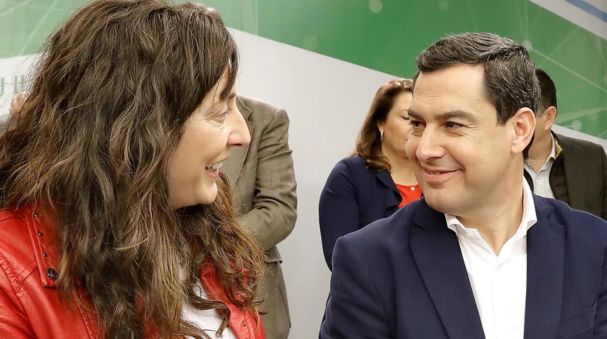 Loles López y Juanma Moreno intercambian miradas en la Junta Directiva Regional del PP andaluz celebrada el viernes 28