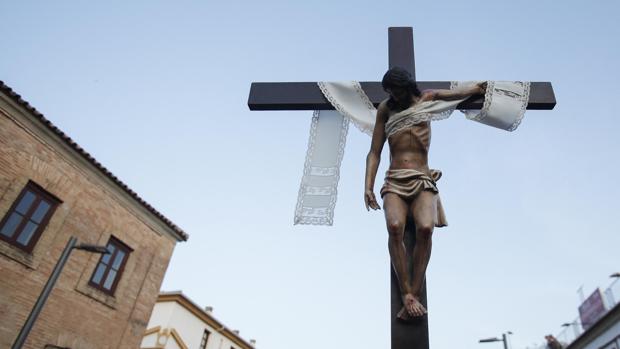 La cruz parroquial del Descendimiento de Córdoba, riqueza en la talla y en la orfebrería