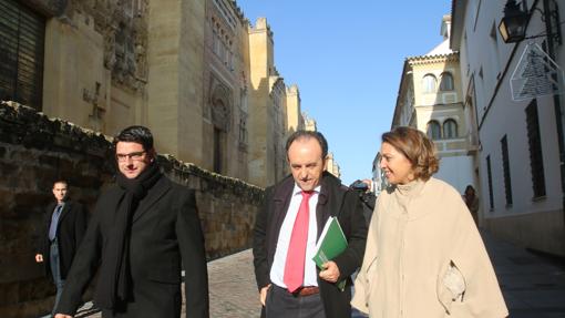El consejero de Turismo Rafael Rodríguez, con Isabel Ambrosio y Pedro García, junto a la Mezquita-Catedral