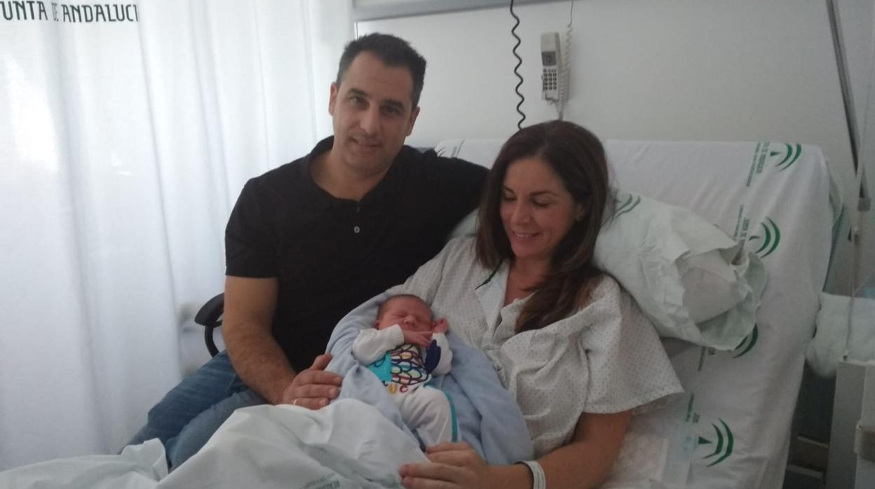 Lucasel primer bebé andaluz de este año, con sus padres en el Materno Infantil de Málaga