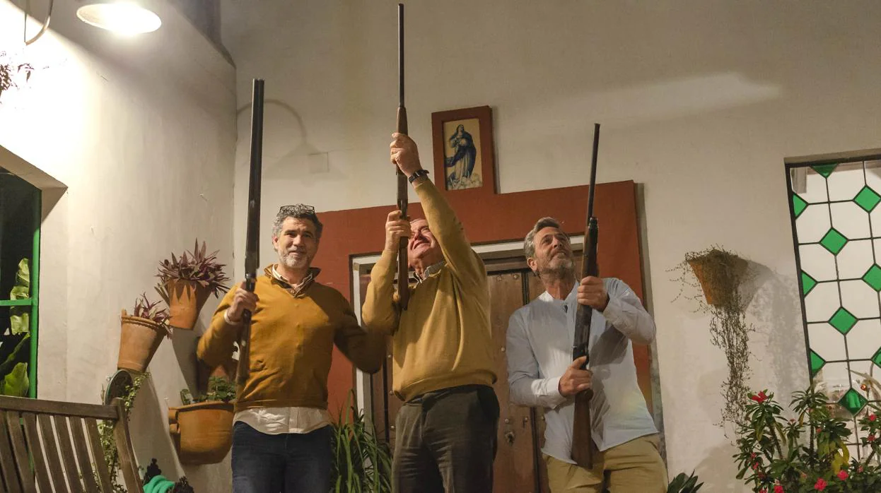 Tras las tradicionales campanadas los almonteños salieron a las calles a recibir el 2019 entre salvas de escopetas con motivo de la cercanía de la Venida de la Virgen
