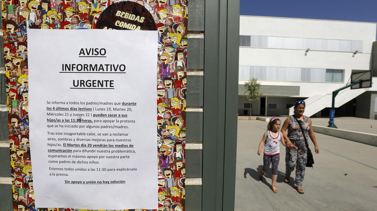 Cartel en unos de los colegios anunciando el cierre por calor