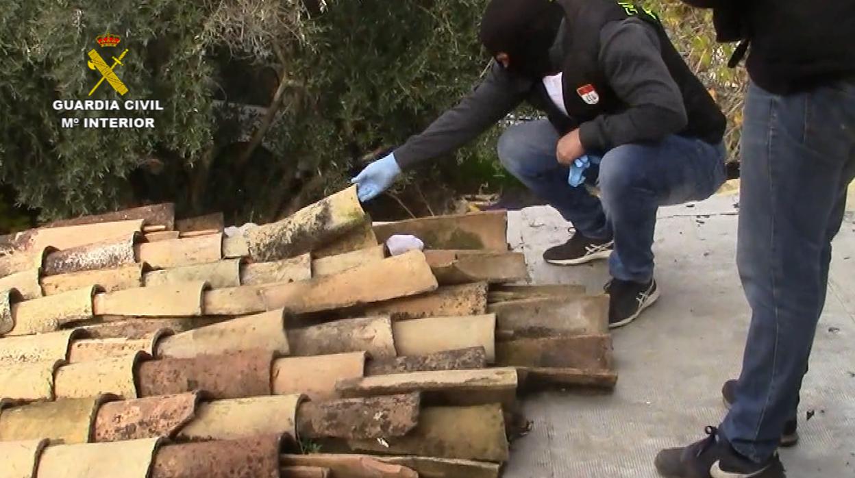 Agentes de la Guardia Civil durante el registro en una de las viviendas de los narcotraficantes