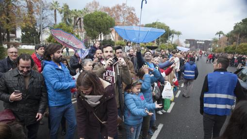 Algunos cordobeses esperando la llegada de los caramelos