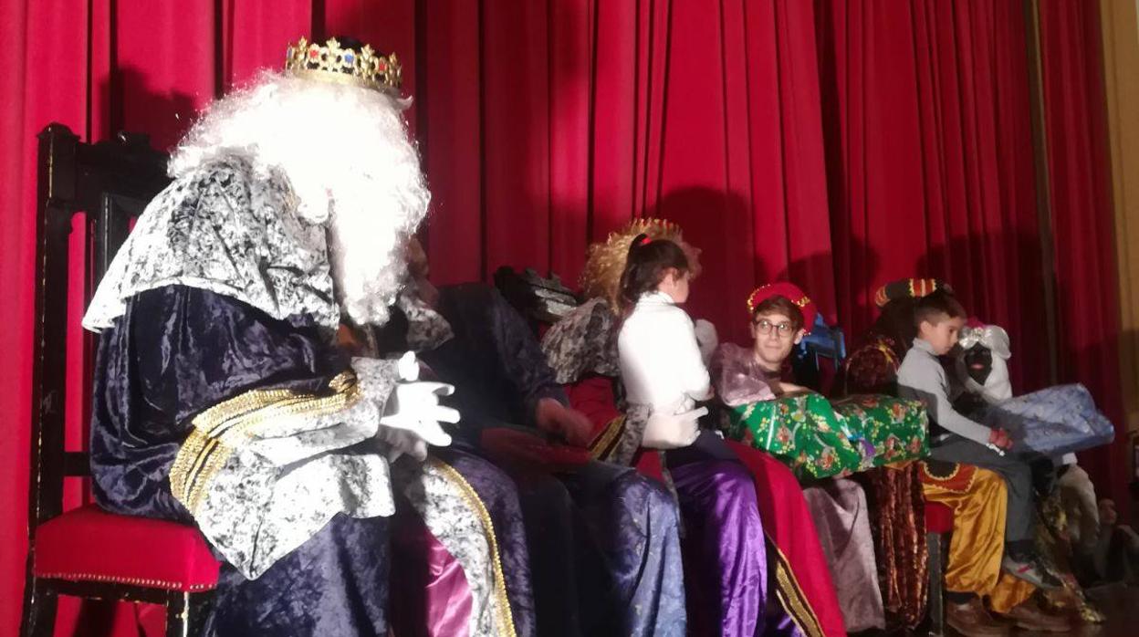 Los Reyes Magos de la hermandad del Prendimiento en el teatro del colegio Salesianos