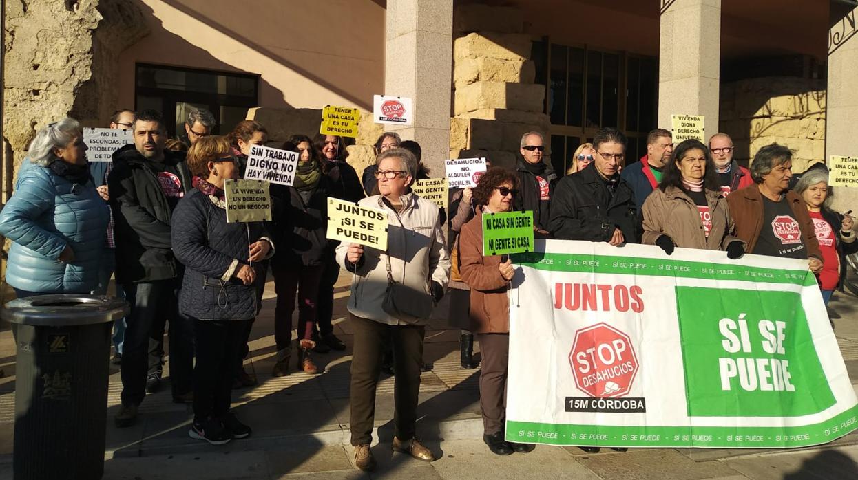 Miembros de Stop Desahucios concentrados este jueves a las puertas del Consistorio