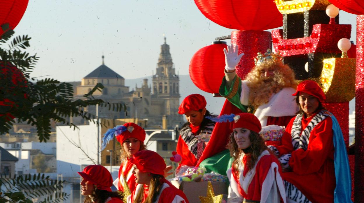 El Rey Gaspar con la Mezquita-Catedral de fondo en la Cabalgata de Reyes Magos de Córdoba