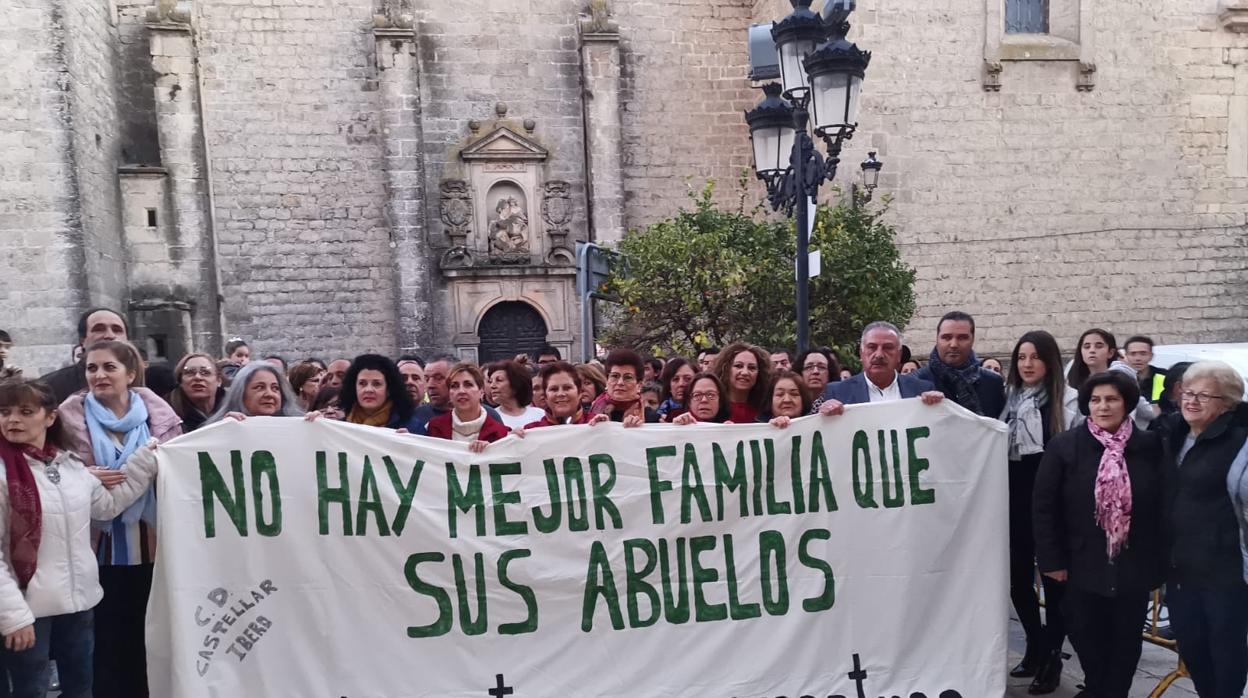 Vecinos de Castellar concentrados en apoyo de la abuela de los niños