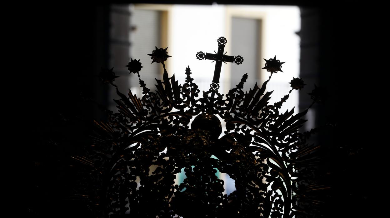 Corona de la Reina de los Mártires en el interior de la Basílica de San Pedro de Córdoba