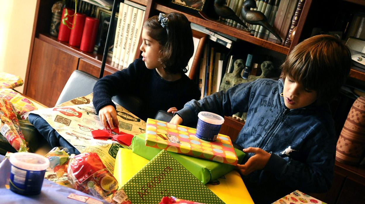 Niños abriendo sus regalos de Reyes Magos en la mañana del 6 de enero