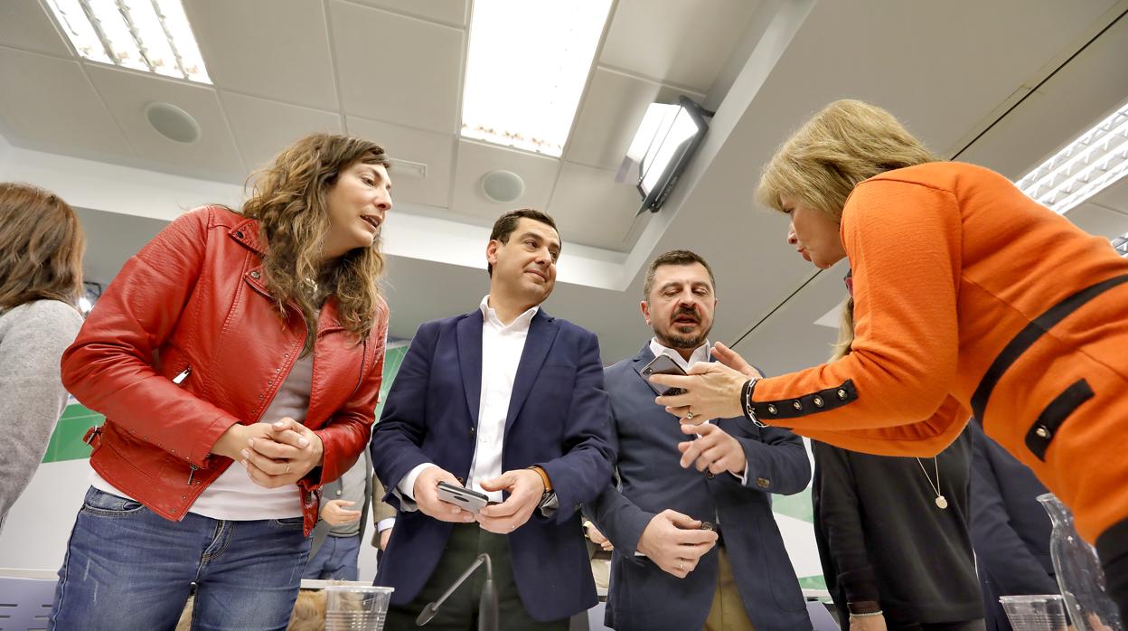 Loles López, primera por la izquierda, junto a Moreno y otros cargos del PP andaluz