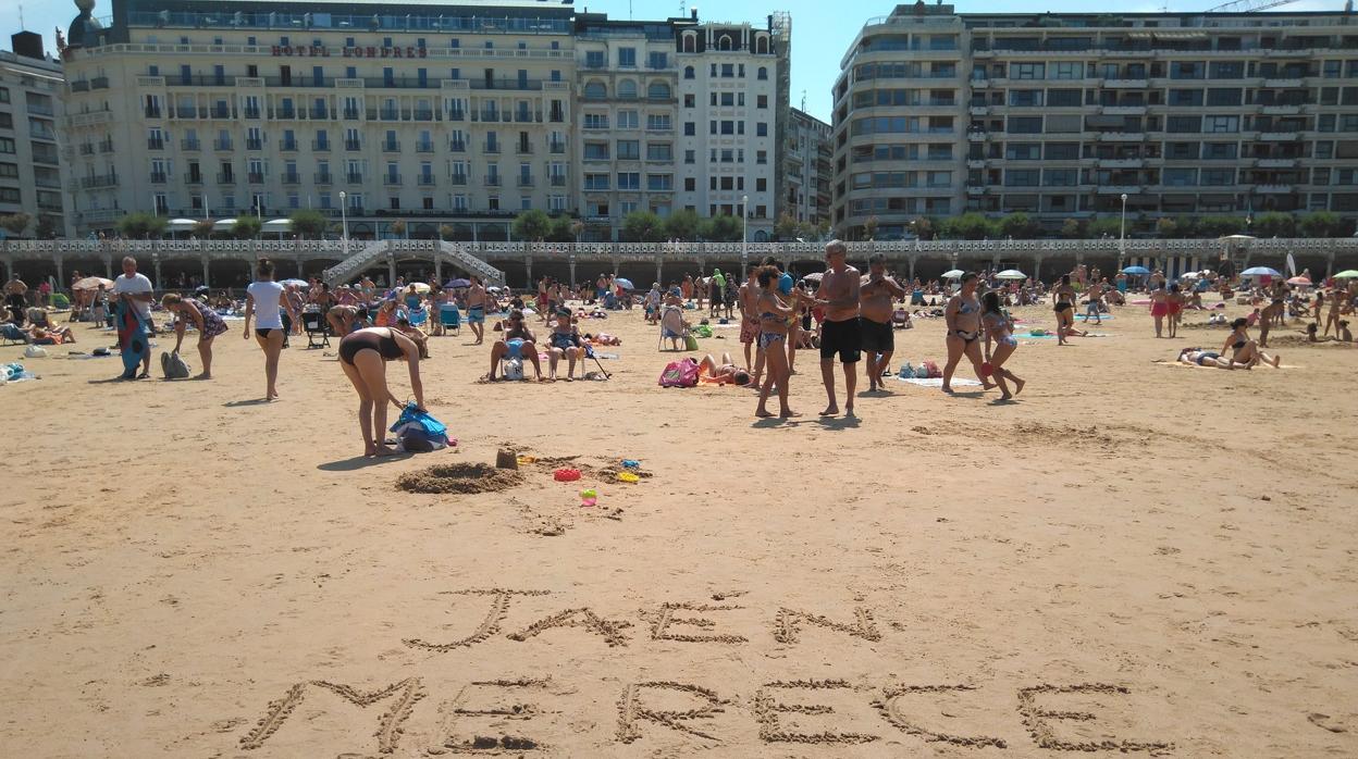 Frase reivindicativa trazada en la playa de la Concha el pasado mes de agosto