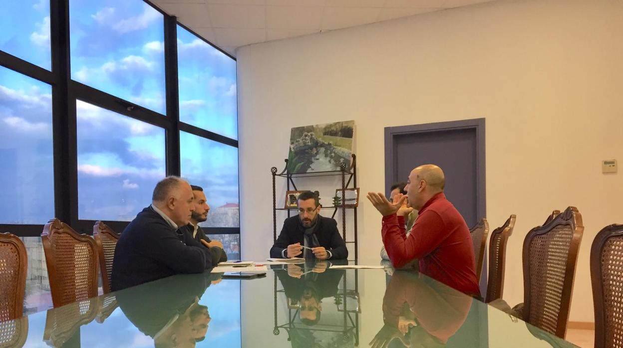 El alcalde de La Línea, en el centro, en la reunión con los representantes de los taxistas