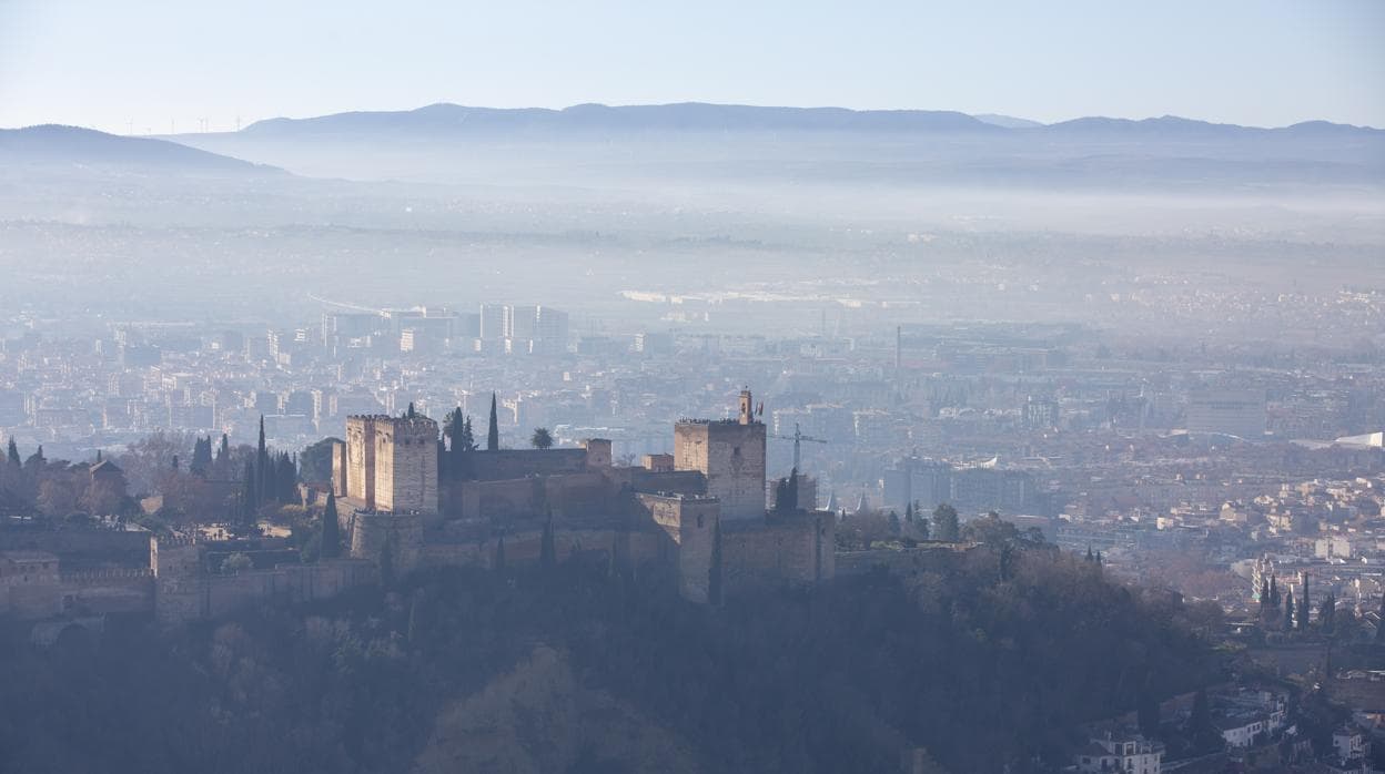 La boina de contaminación en Granada era visible este martes.