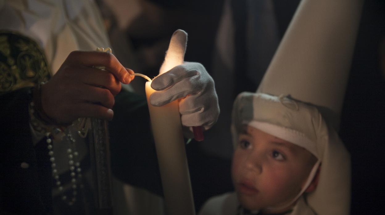 Pequeño niño nazareno de la hermandad del Huerto el Domingo de Ramos