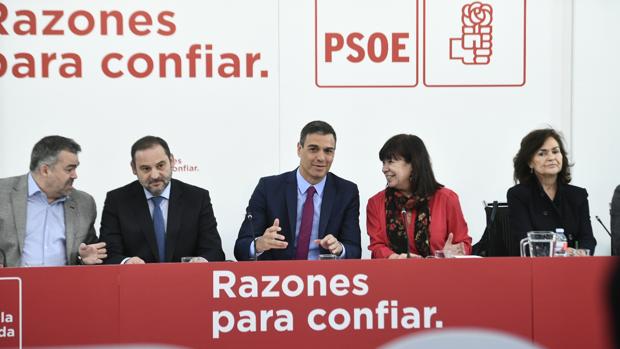 Pedro Sánchez sube la presión sobre el relevo de Susana Díaz aunque no intervendrá... de momento