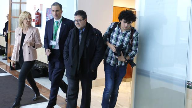 Las siete renuncias de Vox a cambio de hacer presidente de la Junta de Andalucía a Juanma Moreno