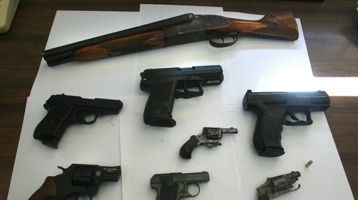 Armas de fuego en un imagen de archivo
