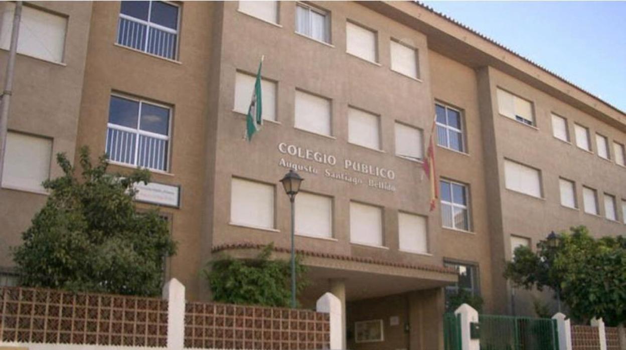 Fachada del colegio Augusto Santiago Bellido, al que se ha intentado cambiar el nombre