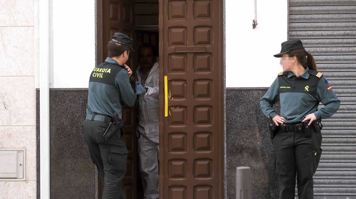 Agentes de la Guardia Civil a la entrada de la casa de Montalbán donde fue herido un compañero