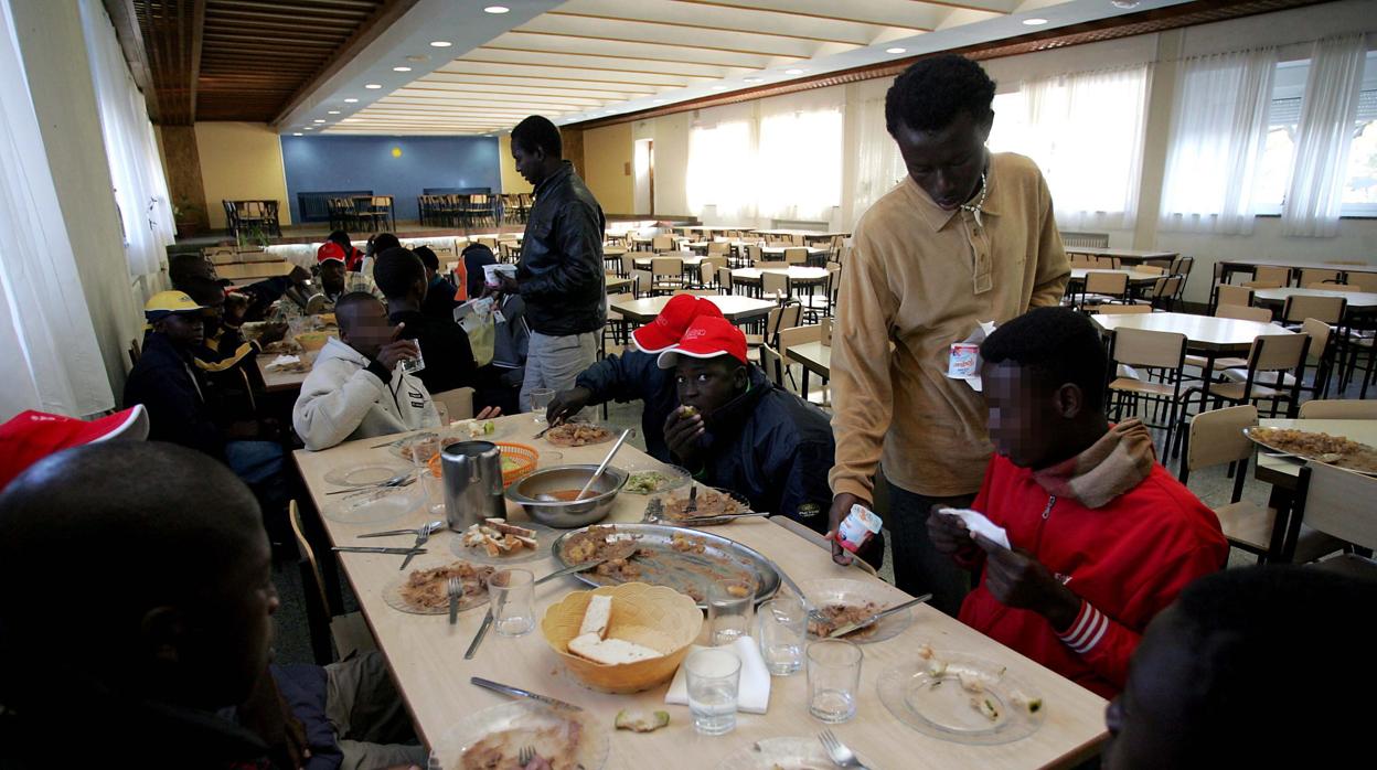 Menores inmigrantes almuerzan en un comedor escolar a la espera de ser llevados a un centro tutelado