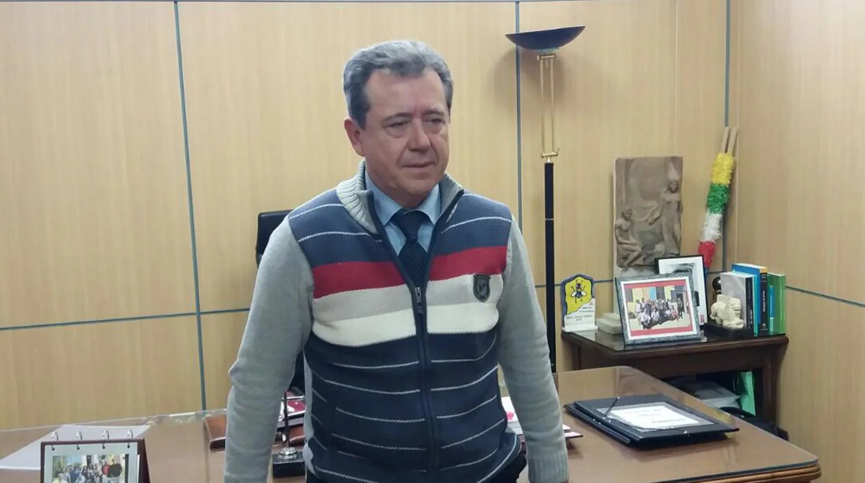Juan Fernández, alcalde de Linares, en su despacho