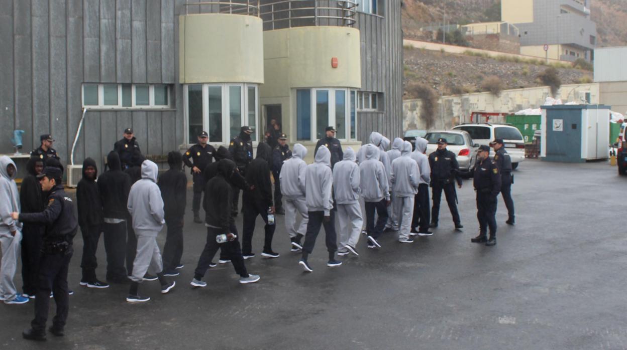 Agentes de la Policía Nacional durante la recepción de inmigrantes en el puerto de Almería.