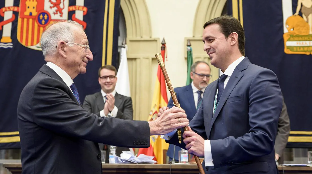 Gabriel Amat entrega a Javier A. García la vara de mando de la Diputación de Almería.