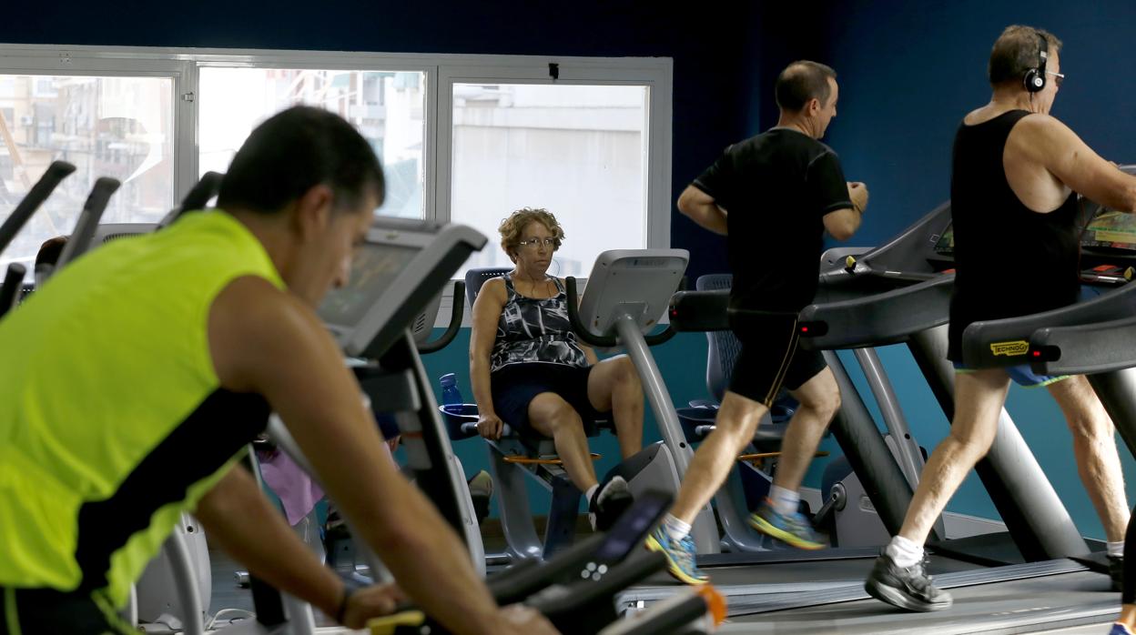 Varias personas se ejercitan en un gimnasio de Córdoba