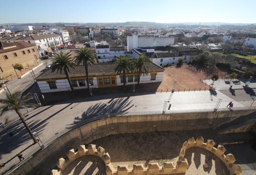 Vista de la manzana que puede desaparecer desde la torre de La Calahorra