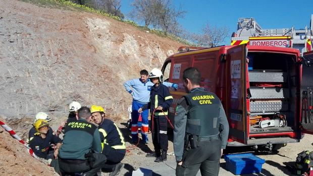 Buscan a un niño de dos años en el fondo de un sondeo de agua en Málaga