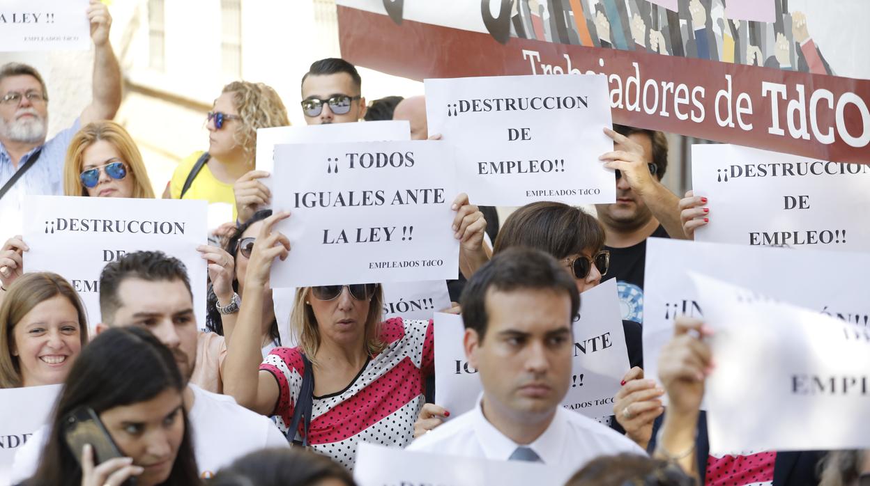 Protesta del personal de Tanatorios a las puertas de la Gerencia de Urbanismo