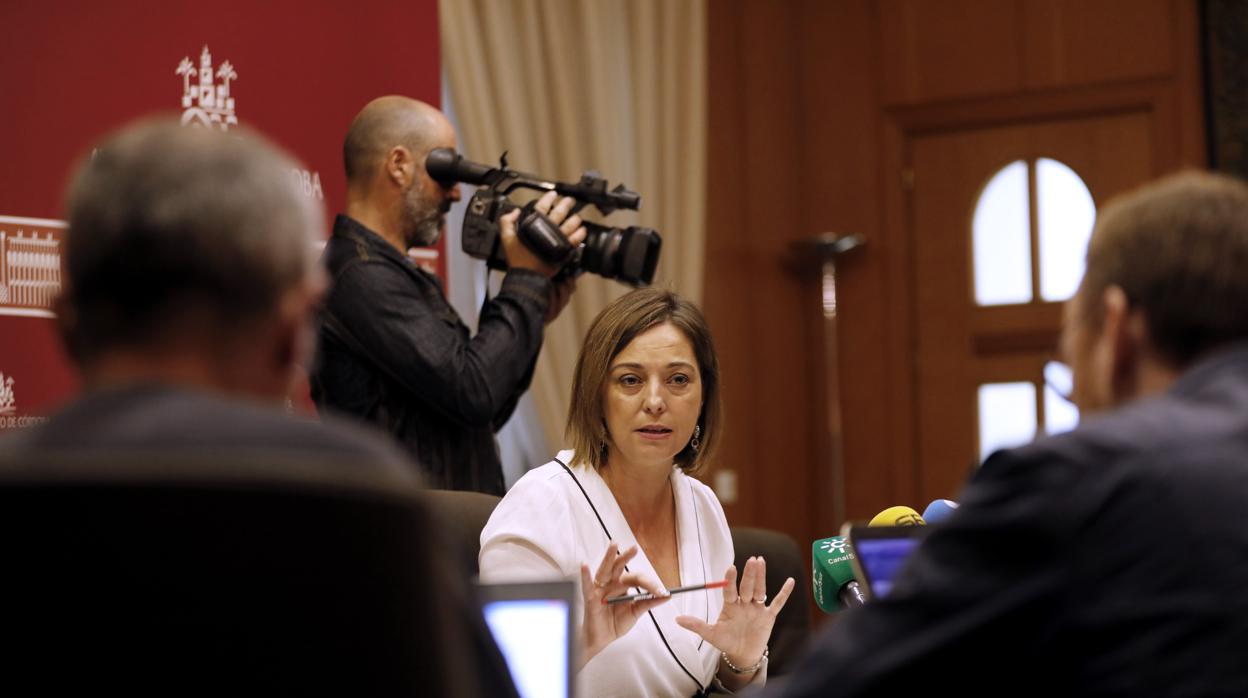 La alcaldesa, Isabel Ambrosio, en una rueda de prensa en el Ayuntamiento