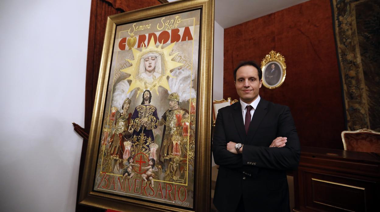 Raúl Berzosa, junto al cartel de Semana Santa de Córdoba del año 2019